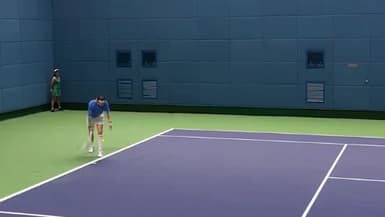 Alexander Bublik joue une rencontre du Masters 1000 de Shanghai dans un gymnase, le 7 octobre 2024.