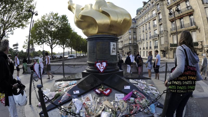 La Flamme de la Liberté est devenu le lieu de recueillement des admirateurs de Diana après sa mort.