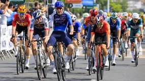 Jake Stewart (Israel-Premier Tech) célèbre sa victoire lors de la cinquième étape du Critérium du Dauphiné, le 12 juin 2025