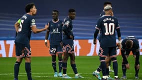 Les joueurs du PSG, abattus, à l'issue de leur débâcle face au Real en Ligue des champions à Madrid, le 9 mars 2022 