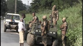 Les militaires tentent de rassurer la population à proximité de Bangui