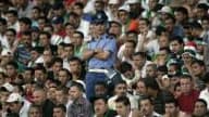 Les Fennecs auraient souhaité, comme ces supporters algériens lors du match aller face à l'Egypte, avoir un véritable encadrement policier à leur sortie de l'aéroport du Caire.
