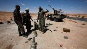 Des combattants anti-Kadhafi aux abords de Bani Walid, bastion de l'ex-homme fort de Libye. Les anciennes forces rebelles ont rencontré samedi une forte résistance de la part des forces loyalistes qui refusent de déposer les armes malgré la fin de l'ultim