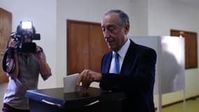 Le candidat de la droite, Marcelo Rebela de Sousa, vote à la présidentielle, le 24 janvier 2016 à Celorico de Basto, dans le nord du Portugal