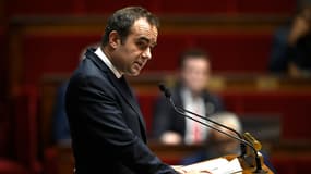 Le Premier ministre français, Sébastien Lecornu, s'exprime lors d'une déclaration du gouvernement sur la stratégie de défense nationale à l'Assemblée nationale, la chambre basse du parlement français, à Paris, le 10 décembre 2025.