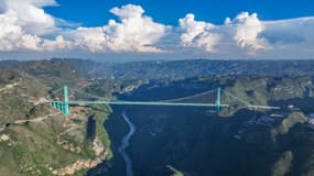 Le pont du canyon de Huajiang, le plus haut pont du monde, a été officiellement inauguré à Guizhou, en Chine, le 28 septembre 2025. 