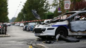 Le véhicule de police incendié avec des cocktails Molotov, le 8 octobre 2016 à Viry-Chatillon