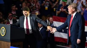 Le candidat républicain dans la 12e circonscription de l'Ohio, Troy Balderson, reçoit le soutien du président américain Donald Trump lors d'un meeting de campagne au Lewis Center, le 4 août 2018