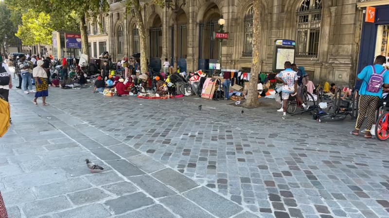 Plusieurs dizaines de familles migrantes évacuées devant l'Hôtel de Ville de...