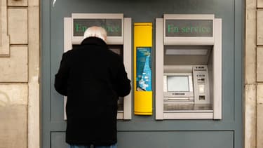 Selon le palmarès exclusif RMC des banques les moins chères, la Banque Postale arrive en tête des établissements les moins coûteux pour leurs clients.