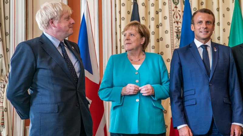Le Premier ministre britannique Boris Johnson, la chancelière allemande Angela Merkel et le président français Emmanuel Macron lors du sommet du G7 à Biarritz, le 24 août 2019