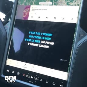 YouTube, Netflix et karaoké en voiture... on a testé la V10 de Tesla