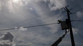 Un prestataire d'Enedis répare les lignes à haute tension tombées après la tempête Alex qui a atteint les côtes de la Bretagne française, le 2 octobre 2020 à Sarzeau (image d'illustration)