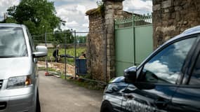 Deux brancardiers évacuent le corps d'une victime d'un chantier de construction après l'effondrement d'un mur de pierre qui a tué trois ouvriers, à Pommard, dans le centre-est de la France, le 13 mai 2025.