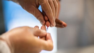 Un test de dépistage du coronavirus à Villers-Le-Bel au nord de Paris le 15 mai dernier.