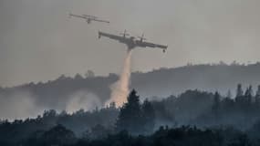 Un avion bombardier d'eau lors d'un incendie près de Cernon, dans la région du Jura, dans le centre-est de la France, le 11 août 2022