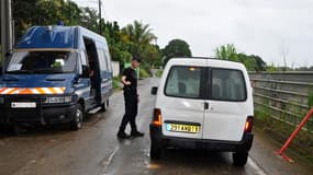 Des gendarmes français bouclent une route le 30 juin 2013 à Petit-Bourg, dans les Caraïbes françaises de l'île de Guadeloupe. (Photo d'illustration)