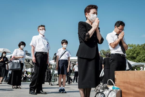 Minute de silence dans le parc du Mémorial de la Paix à Hiroshima pour les commémorations des 76 ans de la bombe d'Hiroshima, le 6 août 2021