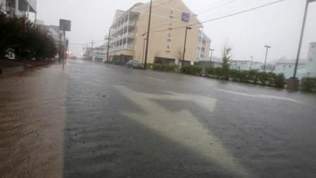 Rue inondée à Ocean City, dans le Maryland. L'ouragan Irene a commencé samedi à déferler sur la côte est des Etats-Unis en remontant vers New York et en provoquant déjà des morts, des dégâts et d'importantes perturbations dans les transports. /Photo prise