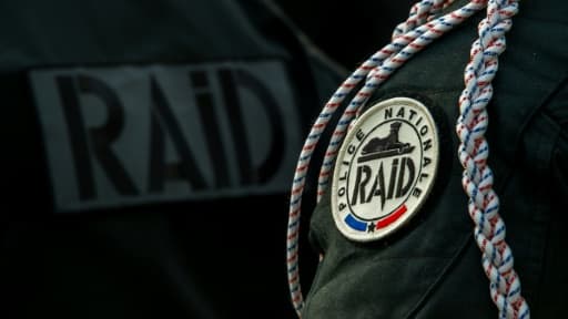 L'interpellation, qui s'est déroulée sans incident, a été opérée par des hommes de la DGSI venus de Paris, sous la protection du Raid