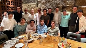 Les pilotes de Formule 1 lors d'un dîner, à Abou Dabi le 5 décembre 2024