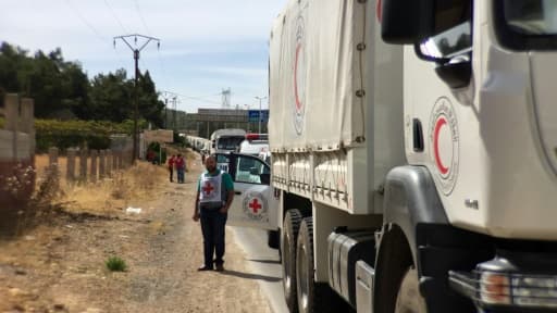 Photo fournie par la Croix-Rouge montrant un convoi humanitaire transportant de l'aide médicale près de la ville syrienne Zabadani (50 km de Damas), le 18 octobre 2015