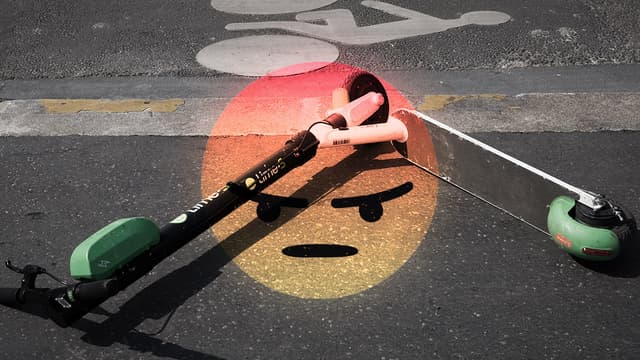 Deux trottinettes abandonnées dans les rues de Paris.
