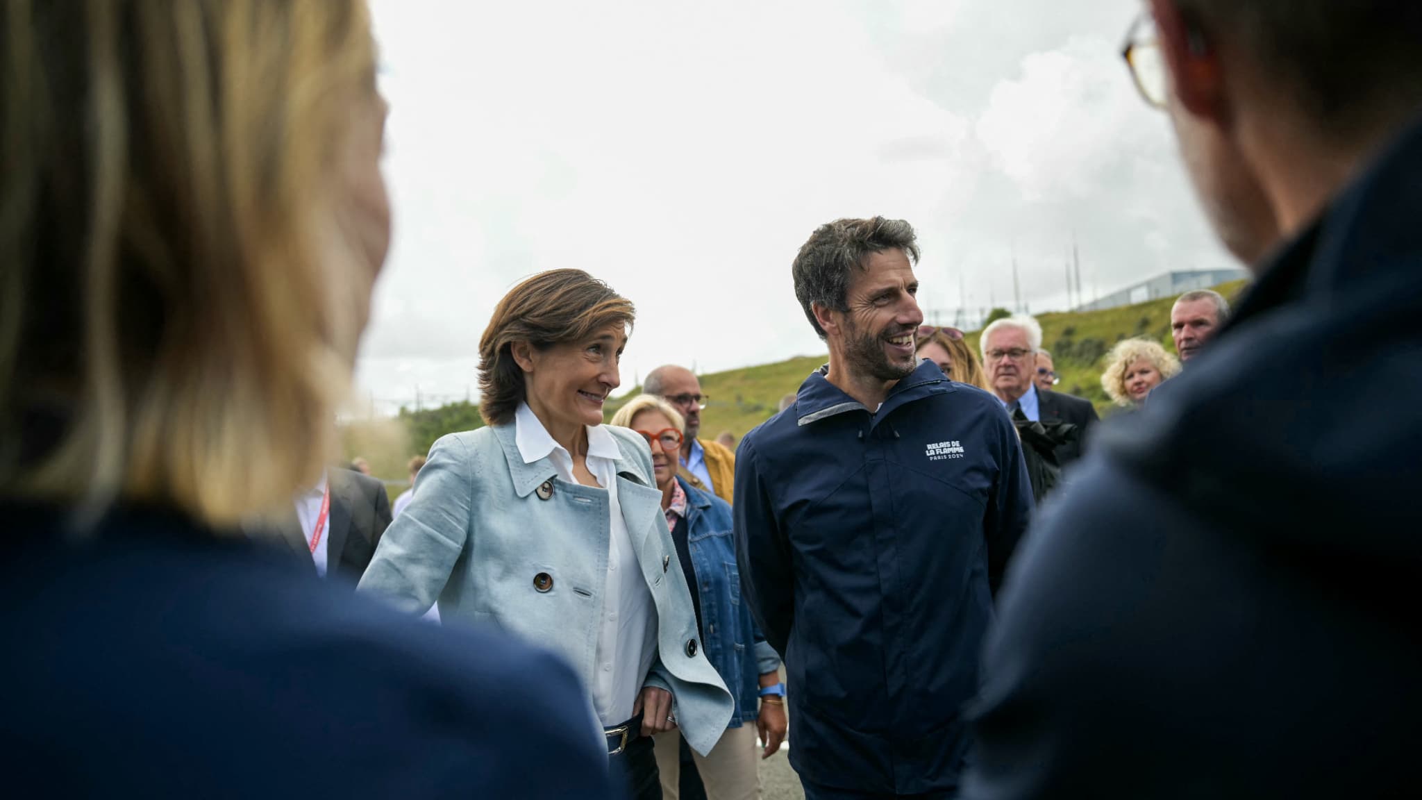 Tony Estanguet et Amélie Oudéa-Castéra à Calais pour l'arrivée de la flamme paralympique, le 25 août 2024.