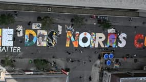 Une fresque géante en soutien au mouvement Black Lives Matter est érigée pour la première fois en Français, à Montréal, Québec, le 15 juillet 2020