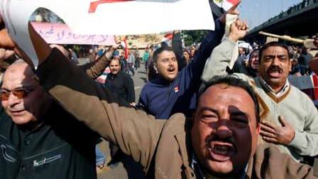 Des partisans du président Hosni Moubarak rassemblés près de la place Tahrir, au Caire, où s'était à nouveau massée mardi une foule d'opposants au régime. Des heurts ont éclaté entre les deux camps mardi. /Photo prise le 2 février 2011/REUTERS/Yannis Behr