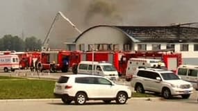 Les secours autour de l'abattoir en flammes à Dehui, lundi 3 juin.