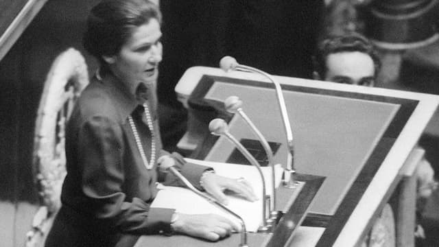 Simone Veil, en mai 1974, à la tribune de l'Assemblée pour défendre sa loi sur l'avortement.