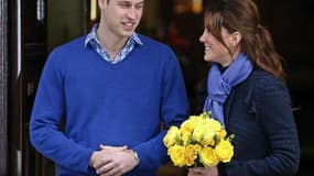 Le prince William et son épouse Kate, ici à la sortie de l'hôpital Edouard VII à Londres, attendent un bébé pour le mois de juillet, a annoncé lundi le petit-fils de la reine Elizabeth pour mettre fin aux rumeurs indiquant que Kate Middleton allait accouc