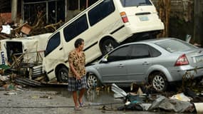 Une passante dans les rues dévastées de Tacloban, ce mardi 12 novembre.