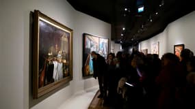 Des visiteurs du musée du Louvre à Paris lors de l'exposition "La Nuit des Choses", le 13 janvier 2023.