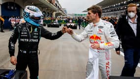 Valtteri Bottas (à gauche) et Max Verstappen à l'arrivée du GP de Turquie 2021
