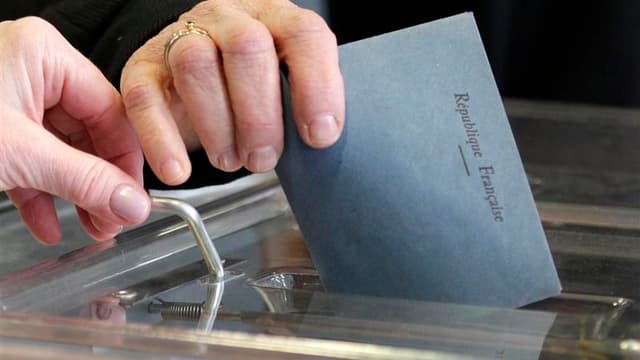 Bureau de vote à Strasbourg. Le taux de participation s'établissait à 70,59 % à 17h00 dimanche en France métropolitaine au premier tour de l'élection présidentielle, contre 73,87% à la même heure au premier tour de l'élection de 2007./Photo prise le 22 av