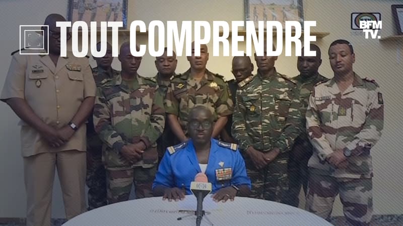 Le colonel-major Amadou Abdramane, au centre, porte-parole du Comité National pour le Salut du Peuple (CNSP) lors d’une intervention télévisée annonçant le Coup d'État mené par la garde présidentielle.