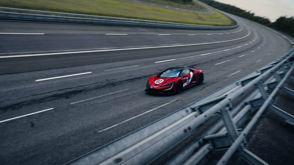 ENCORE PLUS RAPIDE QUE LA CHIRON DU FRANÇAIS BUGATTI: AVEC UNE POINTE À 496KM/H, LA VOITURE LA PLUS RAPIDE DU MONDE EST ÉLECTRIQUE ET CHINOISE