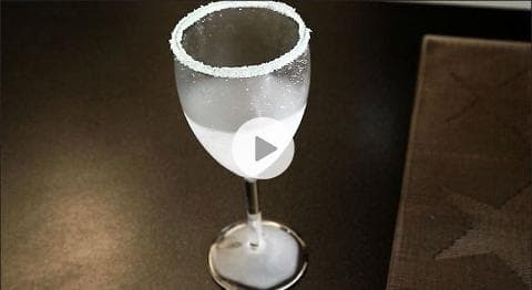 Givrer un verre à cocktails : découvrez la technique ! (vidéo)