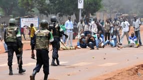 Des soldats congolais de la Misca face à des étudiants en Centrafrique, le 12 mars 2014 à Bangui
