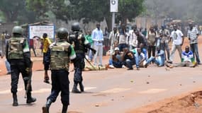 Des soldats congolais de la Misca face à des étudiants en Centrafrique, le 12 mars 2014 à Bangui