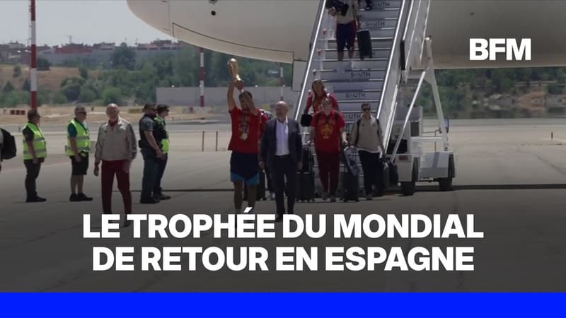Le trophée du mondial brandi par Rodri à l'aéroport de Madrid avant la parade des champion du monde
