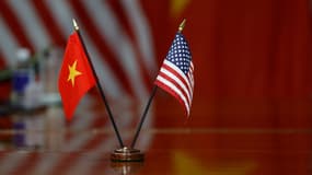 Les drapeaux des États-Unis et du Vietnam posés sur une table lors d'une réunion au Pentagone, le 9 septembre 2024 à Arlington, en Virginie (photo d'illustration).