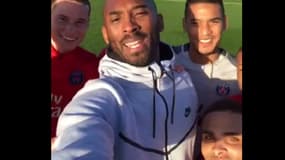 Kobe Bryant entouré de joueurs du PSG