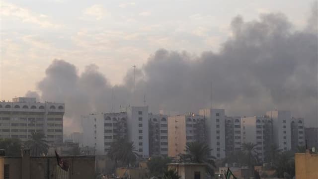 Fumée s'élevant de Bagdad après un attentat à la bombe dans le centre de la capitale irakienne. Une dizaine d'explosions ont frappé jeudi des quartiers chiites de Bagdad, faisant au moins 40 morts et 149 blessés. /Photo prise le 22 décembre 2011/REUTERS/M