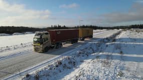 Un méga camion sur une route enneigée