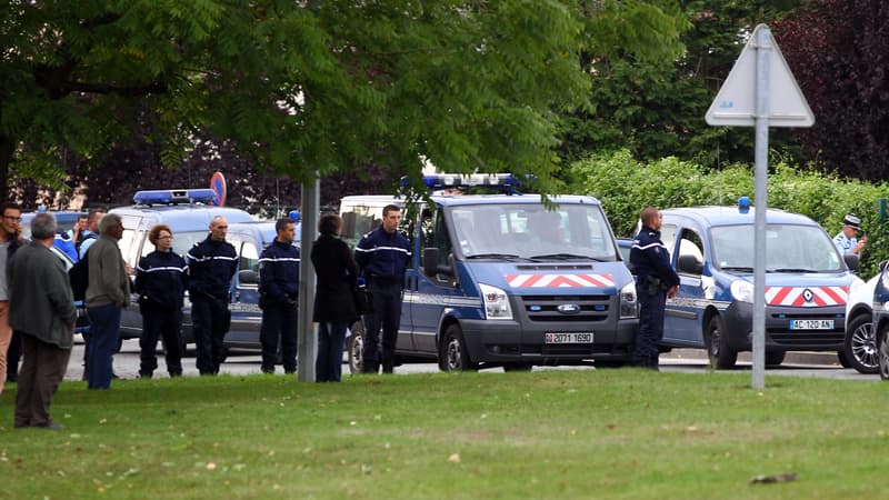 Les forces de l'ordre sur les lieux de la fusillade, à Roye, le 25 août.