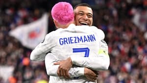Le câlin entre le passeur et capitaine Kylian Mbappé et le buteur Antoine Griezmann, équipe de France, 24 mars 2023