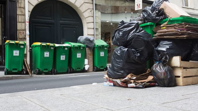 Les trottoirs parisiens voient les déchets s’amonceler.